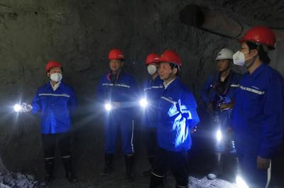 局黨委委員、副局長(zhǎng)胡清樂深入宜昌公司杉西礦山開展技術(shù)調(diào)研與安全檢查